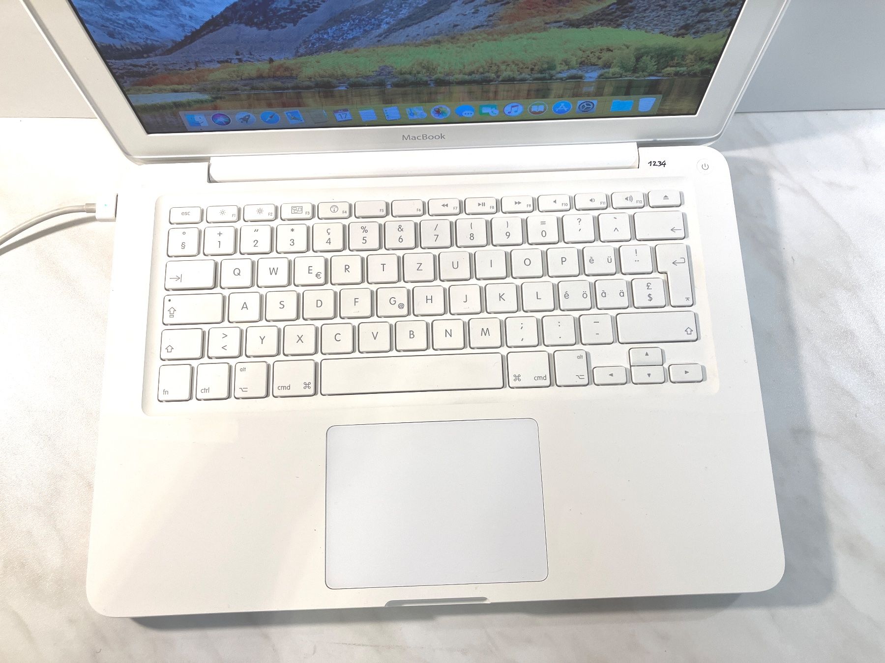 Apple Notebook: MacBook 13 weiss guter Zustand – Usato da Pfeffingen venduto da Peppersoft25 1