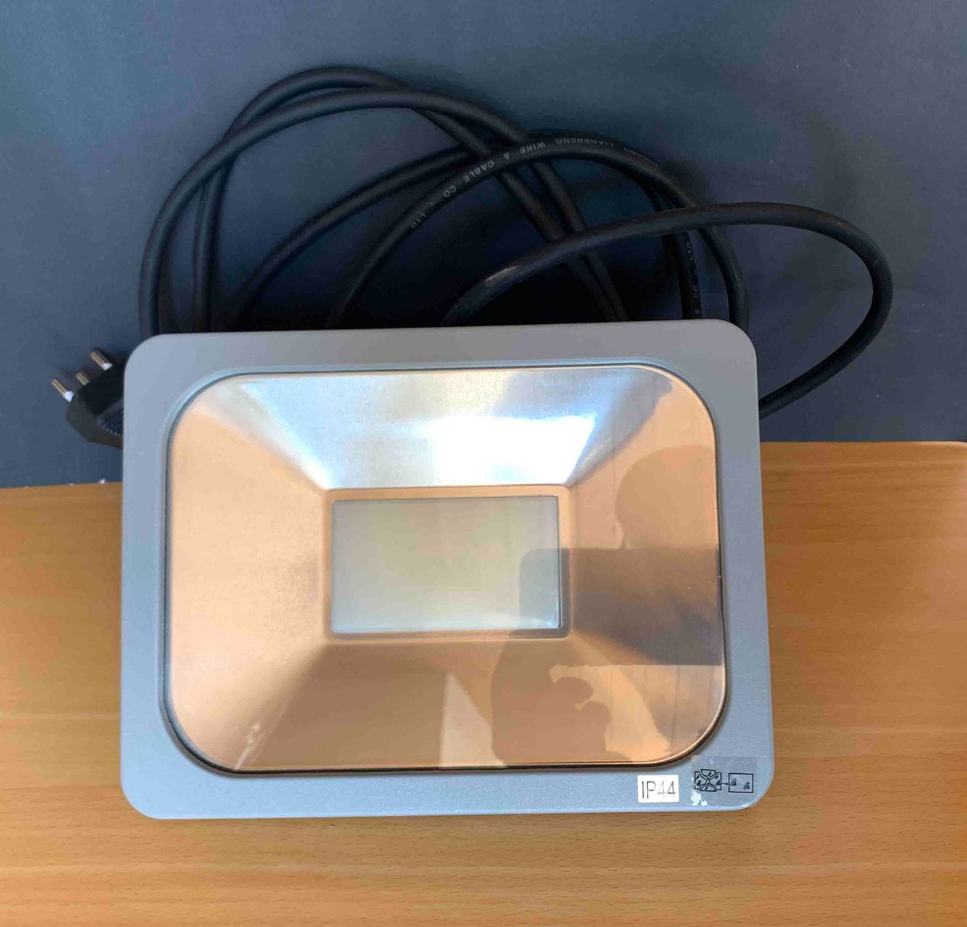 Lampes: Flutlicht Aussen IP44 mit Kabel – D'occasion à Goldau par Balkonia09