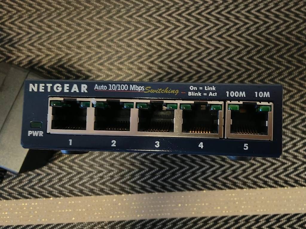 Netgear Modem & Router: Switch Ethernet 5 ports Netgear ProSafe FS105 v2 – Usato da Genève venduto da lol024 1