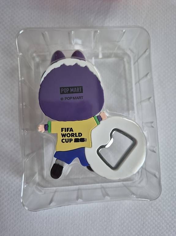 Pop Mart Statuette: Pop Mart Labubu Fifa Flaschenöffner Magnet – Nuovo (secondo la descrizione) da Wetzikon ZH venduto da anci06 4