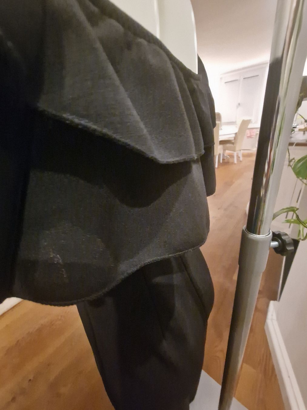 Tute: Schwarzer Jumpsuit mit Volants - Eleganter Hingucker! – Usato da Wald ZH venduto da Cjp 2