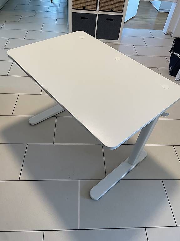 Schreibtische: IKEA RELATERA Schreibtisch 90x60 cm – Gebraucht aus Luzern von ethnicolor