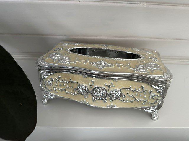 Coffrets à bijoux: +  KLEENEX SpenderbOx  + – D'occasion à Winkel par zeho