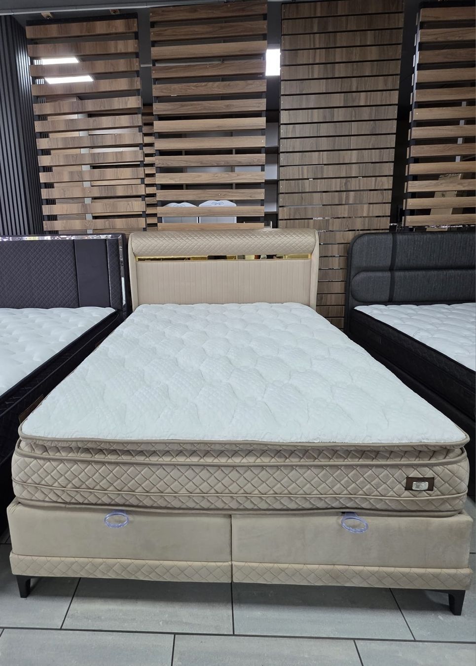 Letti: Boxspringbett und Matratze – Nuovo e nell'imballaggio originale da Buchs AG venduto da signorerdi