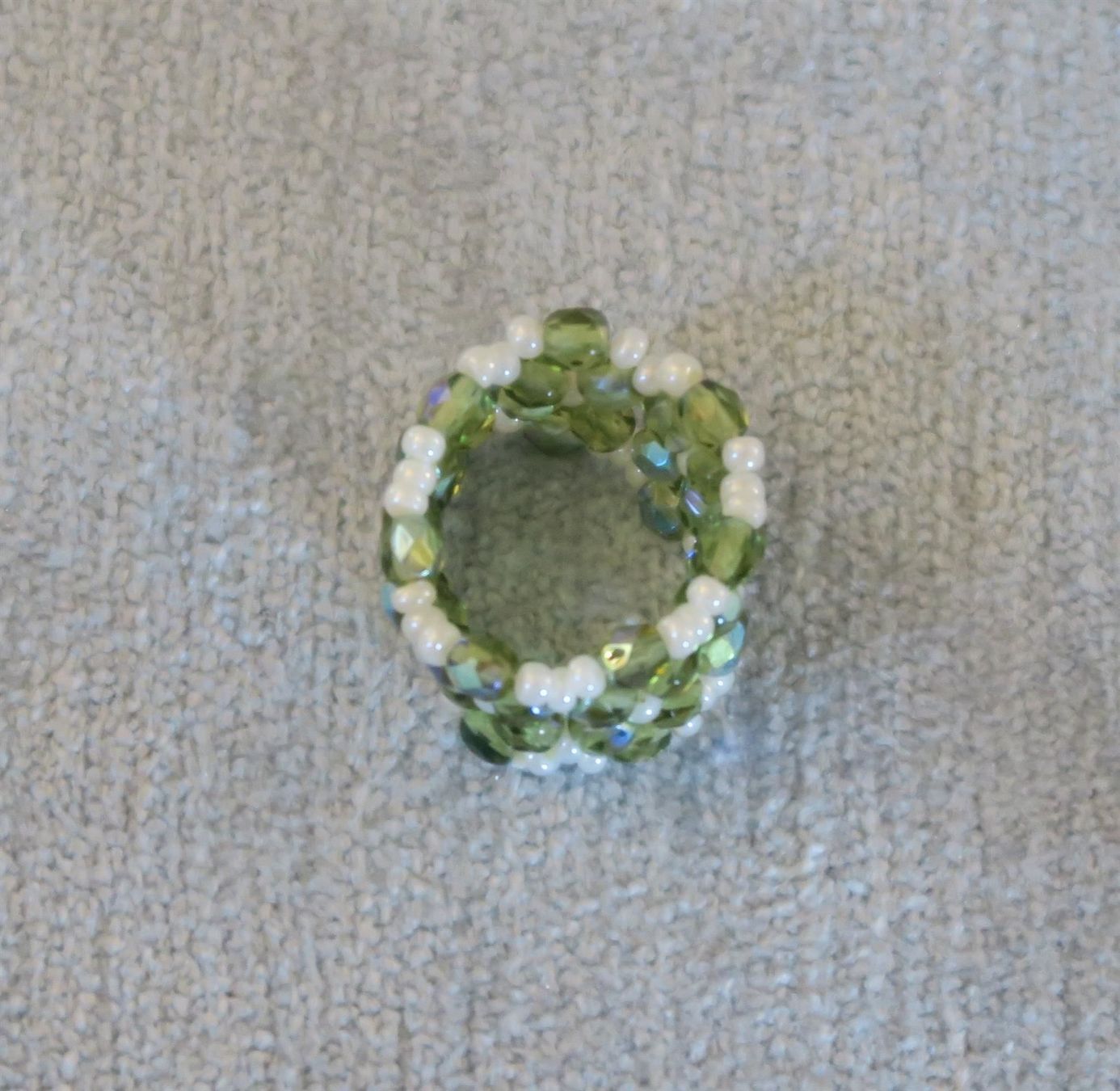 Ringe: Ring aus Glasperlen grün/weiss – Gebraucht aus Brittnau von marlenestone 2