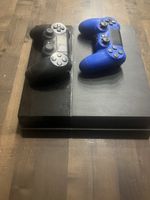 PlayStation 4 Konsole mit 2 Controllern und Spielen