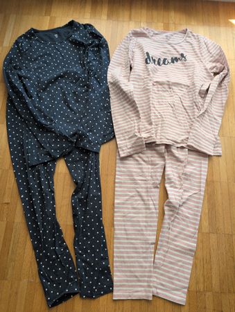 2 Pyjamas dunkelblau gepunktet/rosa gestreift Grösse 140/146