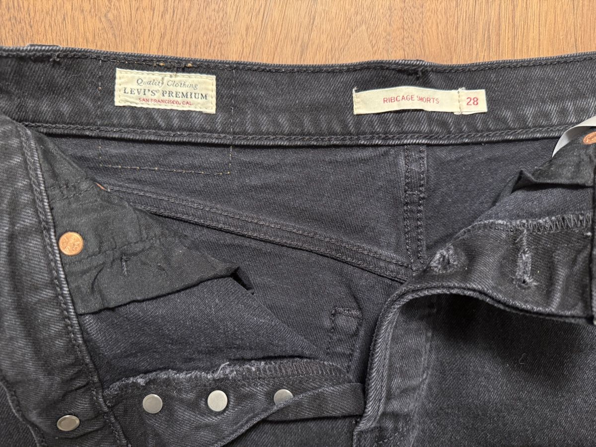 Levi's Hosen: Schwarze Levis Jeans Hotpants Gr.28 – Gebraucht aus Biel/Bienne von fabuena 2