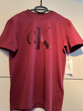T-shirt donna Calvin Klein , misura S , colore bordeaux