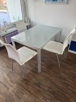 Moderner Glas-Esstisch 140x90 cm mit 4 weißen Kunstlederstüh
