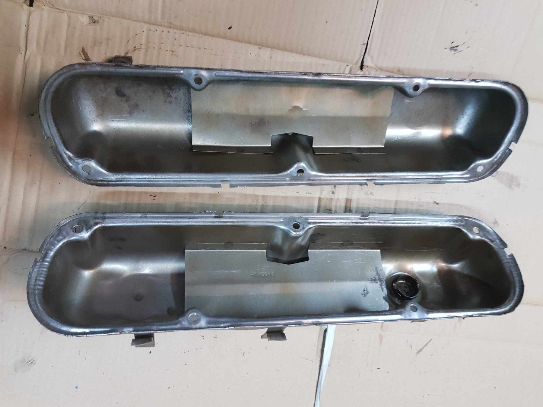 Mopar Tutti pezzi di ricambio auto: Small Block Mopar Ventildeckel – Usato da Niedergösgen venduto da usc_tt5r 1