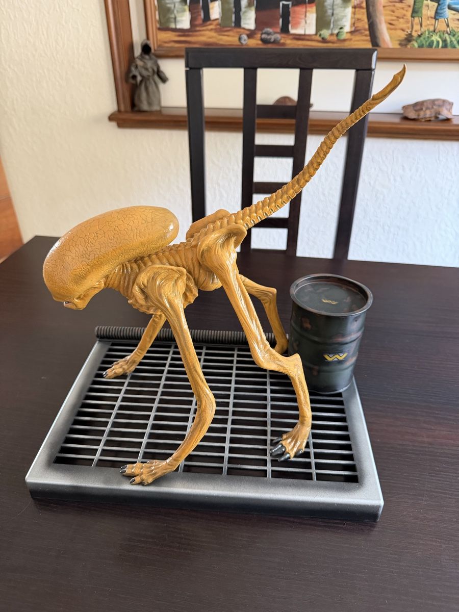 Sculture & Statue: Figurine Alien 3 dog bambi – Nuovo (secondo la descrizione) da le locle venduto da caryl