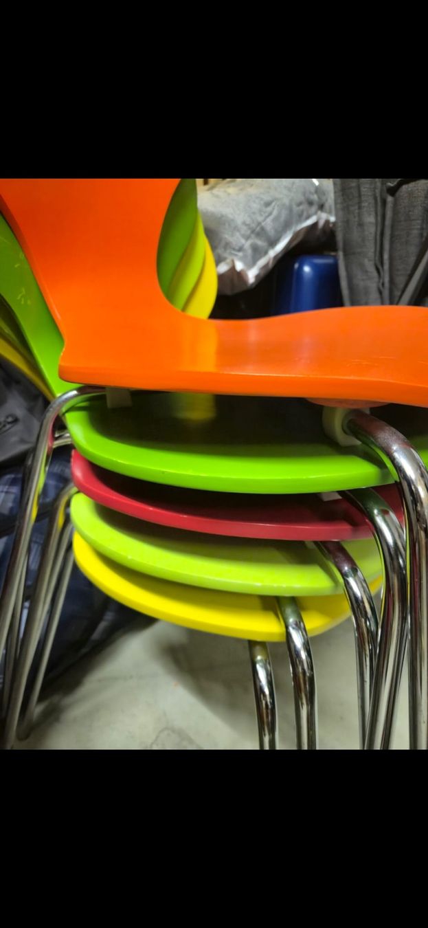Chaises: 5 Stapelstühle, bunt gemischt – D'occasion à Wädenswil par frandzrh 4
