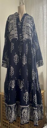 Maxi-Kleid in Dunkelblau und Weiss