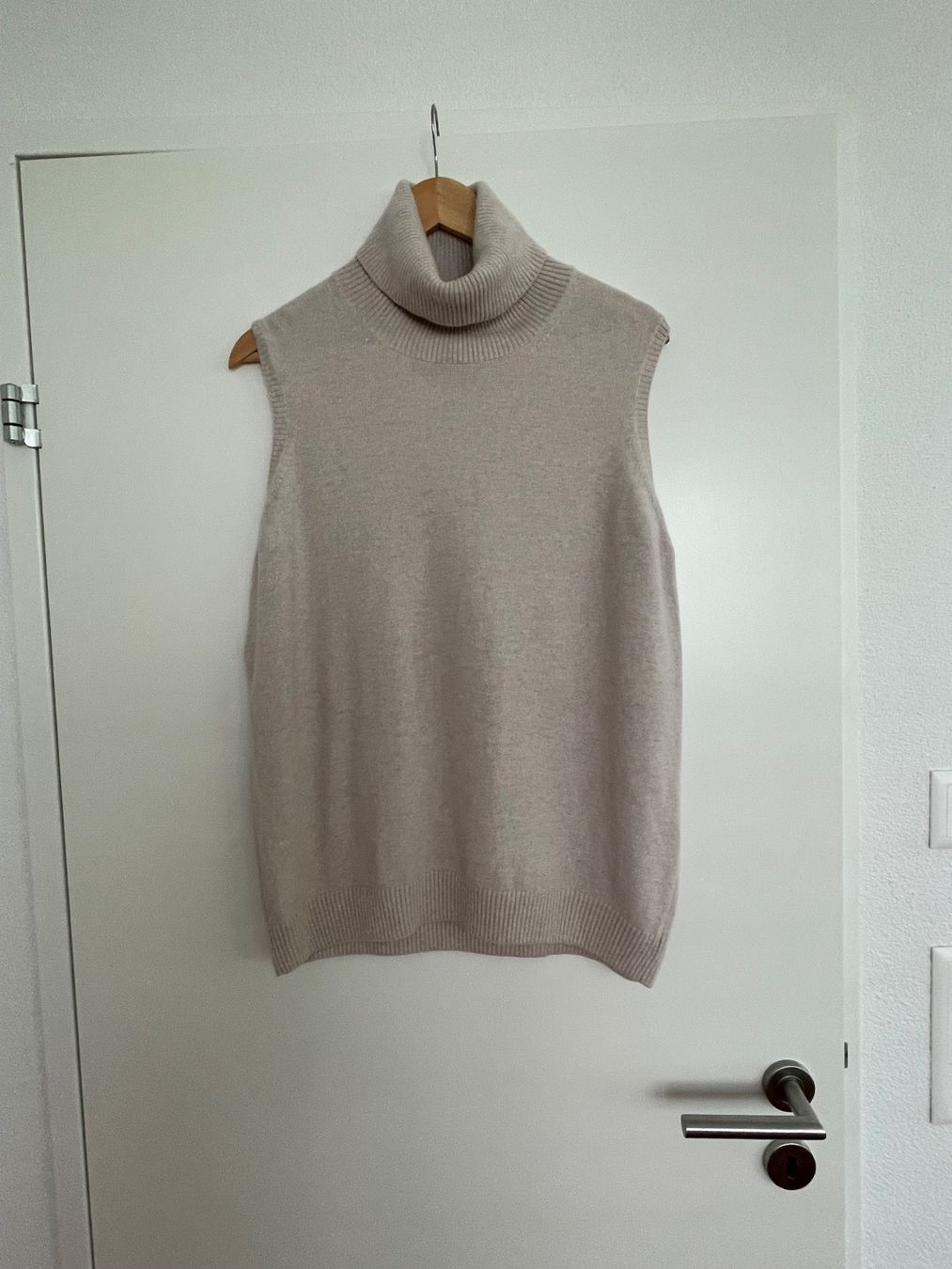 Gilets & Westen: Strickweste Esisto Rollkragen beige – Gebraucht aus Buchs SG von VintageHomeCH