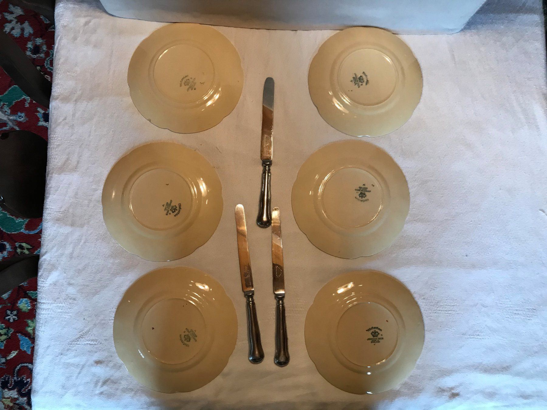 Piatti: 6 assiettes Johnson Bros et 3 couteaux – Usato da Ste-Croix venduto da mjmg 1