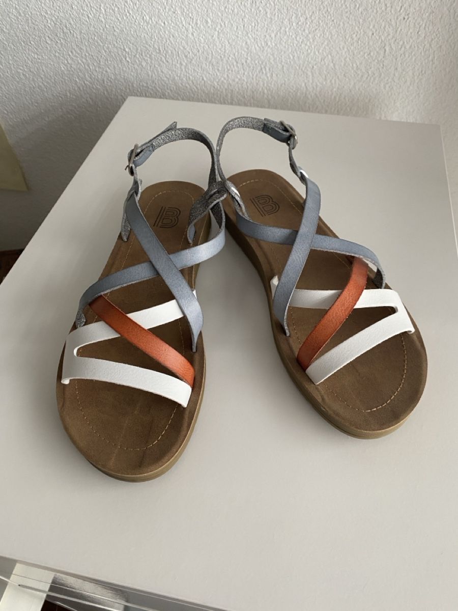 Scarpe da donna: New leather sandals – Nuovo (secondo la descrizione) da Rorschach venduto da vil_yt9d 2