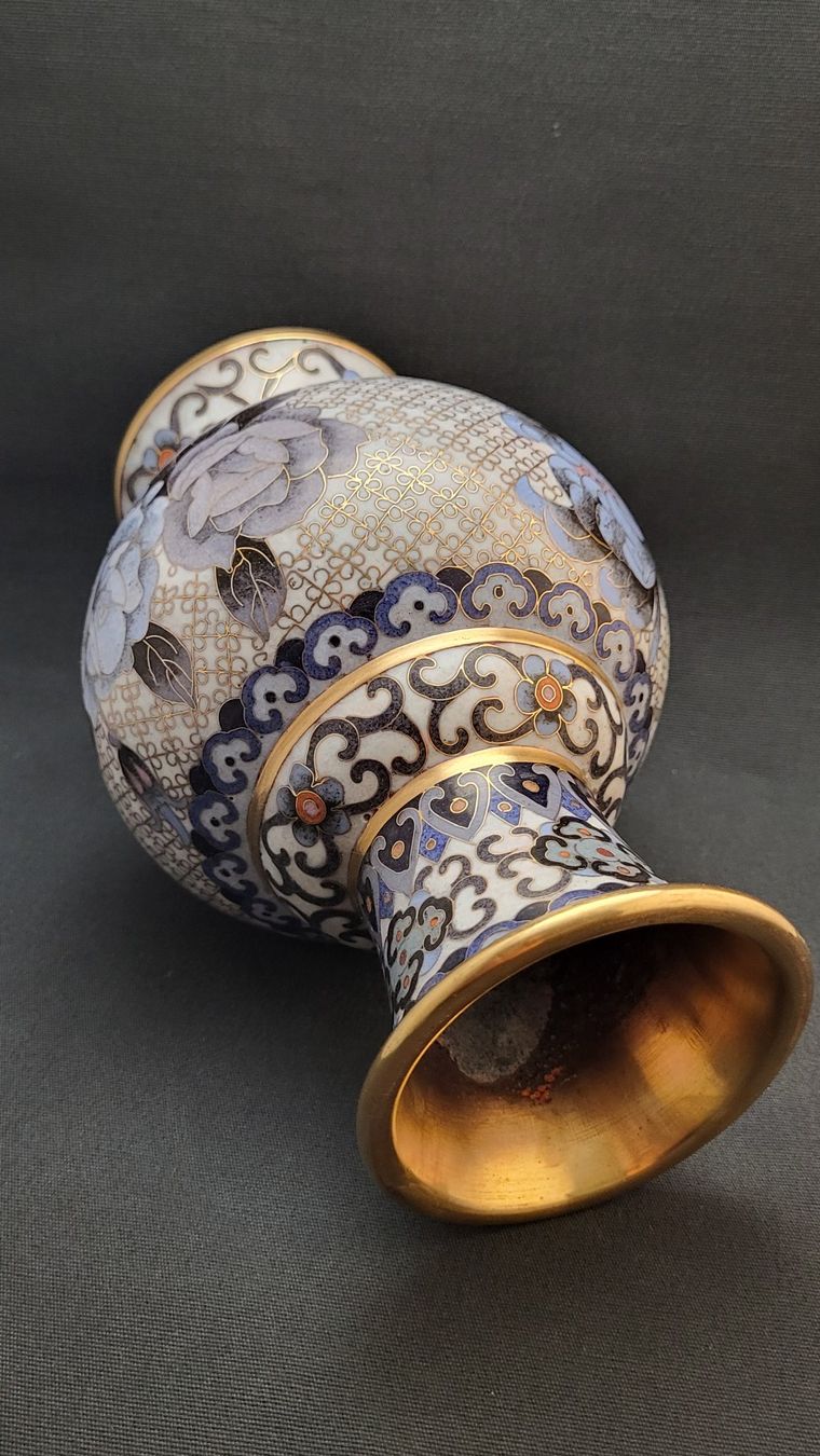 Vasi & Recipienti: Cloisonne-Vase mit Blumen und Schmetterling – Usato da Basel venduto da spinne02 6