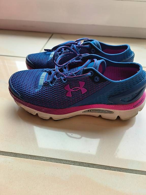 Under Armour Scarpe da donna: Paire de Chaussures Under Armour – Usato da Grône venduto da mmaye 1