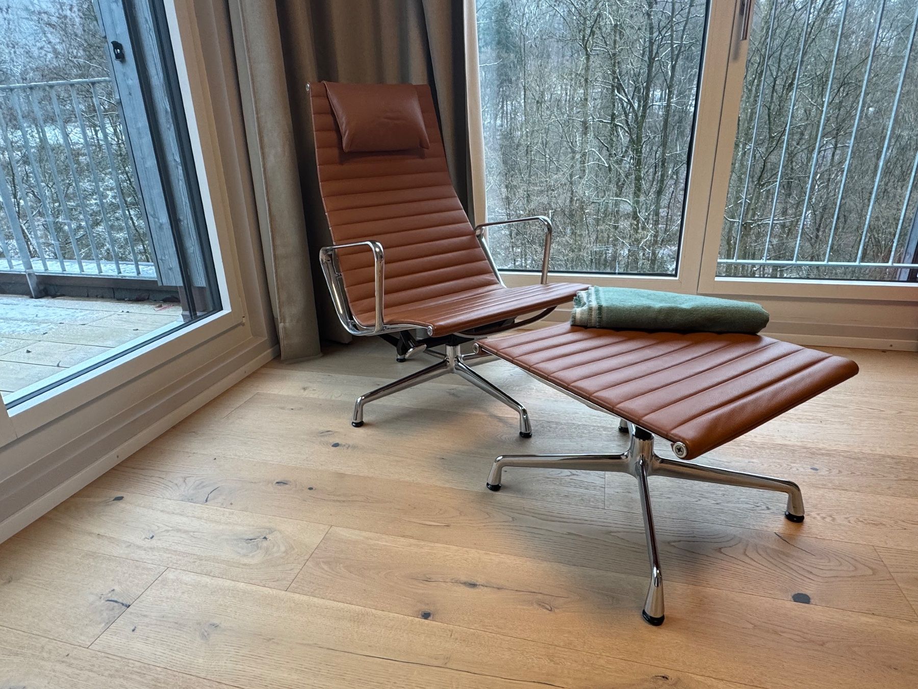 Vitra Poltrone: Vitra Eames Sessel Alu EA124 Cognac mit Ottoman EA125 – Usato da Riehen venduto da Frankauf