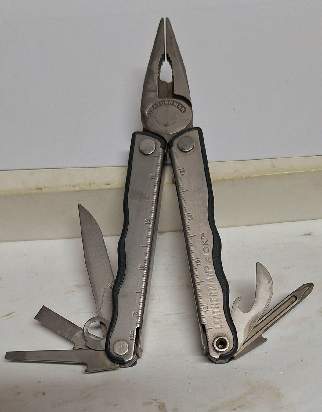 Leatherman Couteaux de poche: Multitool Sackmesser Couteau KniveLeatherman KICK TM USA – D'occasion à Tüscherz-Alfermée par Newpad 1