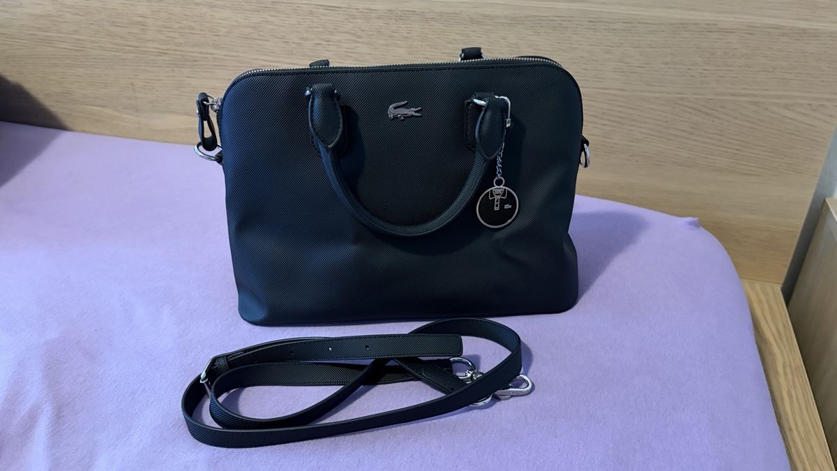 Lacoste Taschen für Damen: Schwarze Lacoste Tasche  – Gebraucht aus Zürich von tan_kzb8