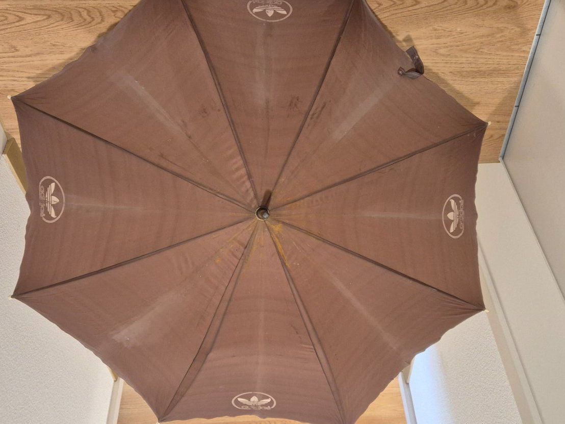 Ombrelli: Brauner Adidas Regenschirm, von EM 2008 – Usato da Horw venduto da mi.ba 2