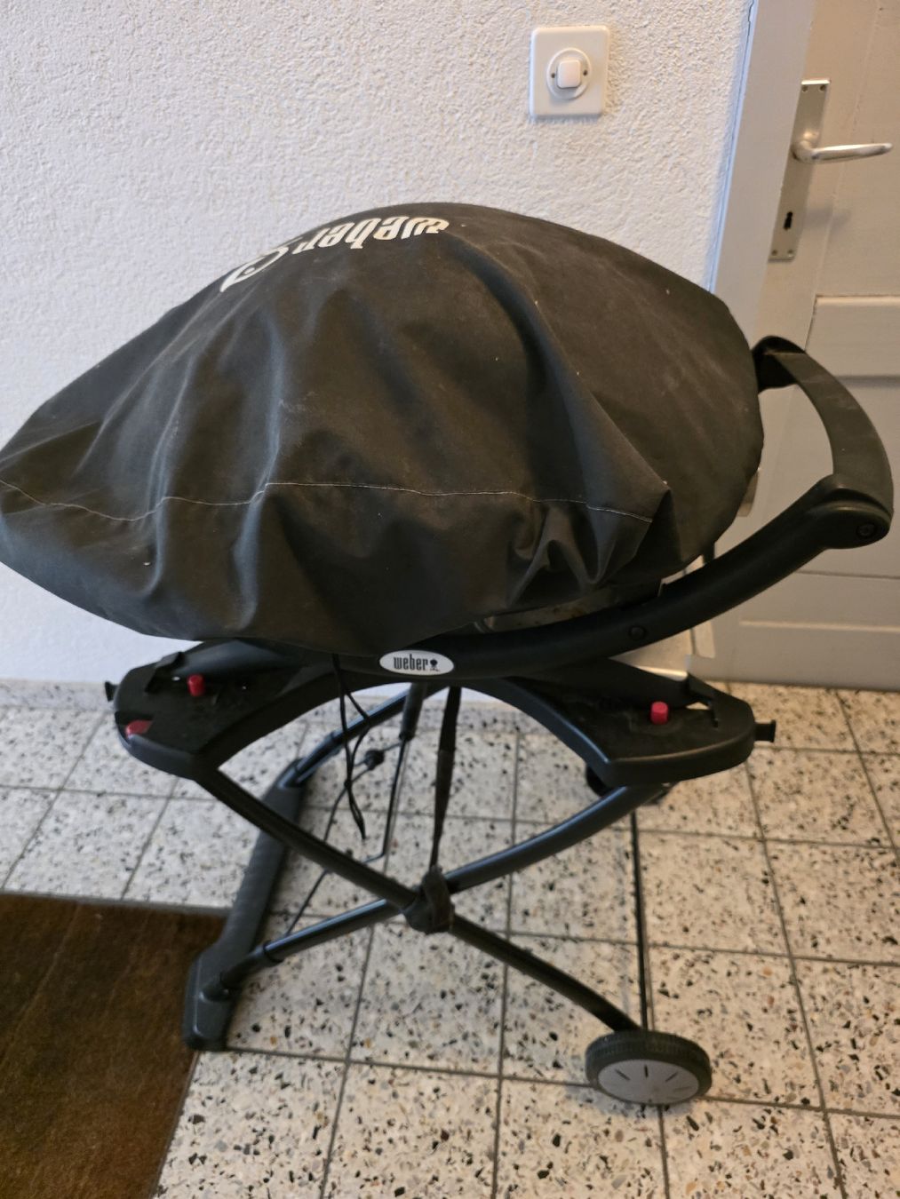 Weber Grils: Elektrogrill Weber Q 2400 grau mit Ständer gebraucht – D'occasion à Reinach BL par bru_qpv2 1