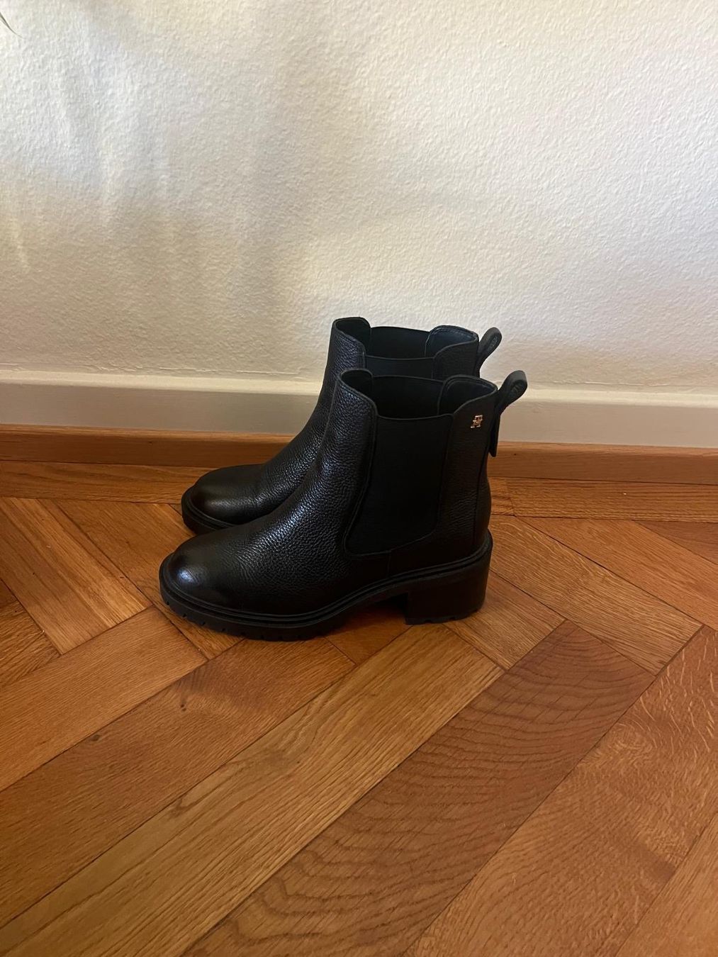 Tommy Hilfiger Scarpe da donna: BOTTINES TOMMY HILFIGER NOIRES EN CUIR – Usato da Lausanne venduto da verde34256789