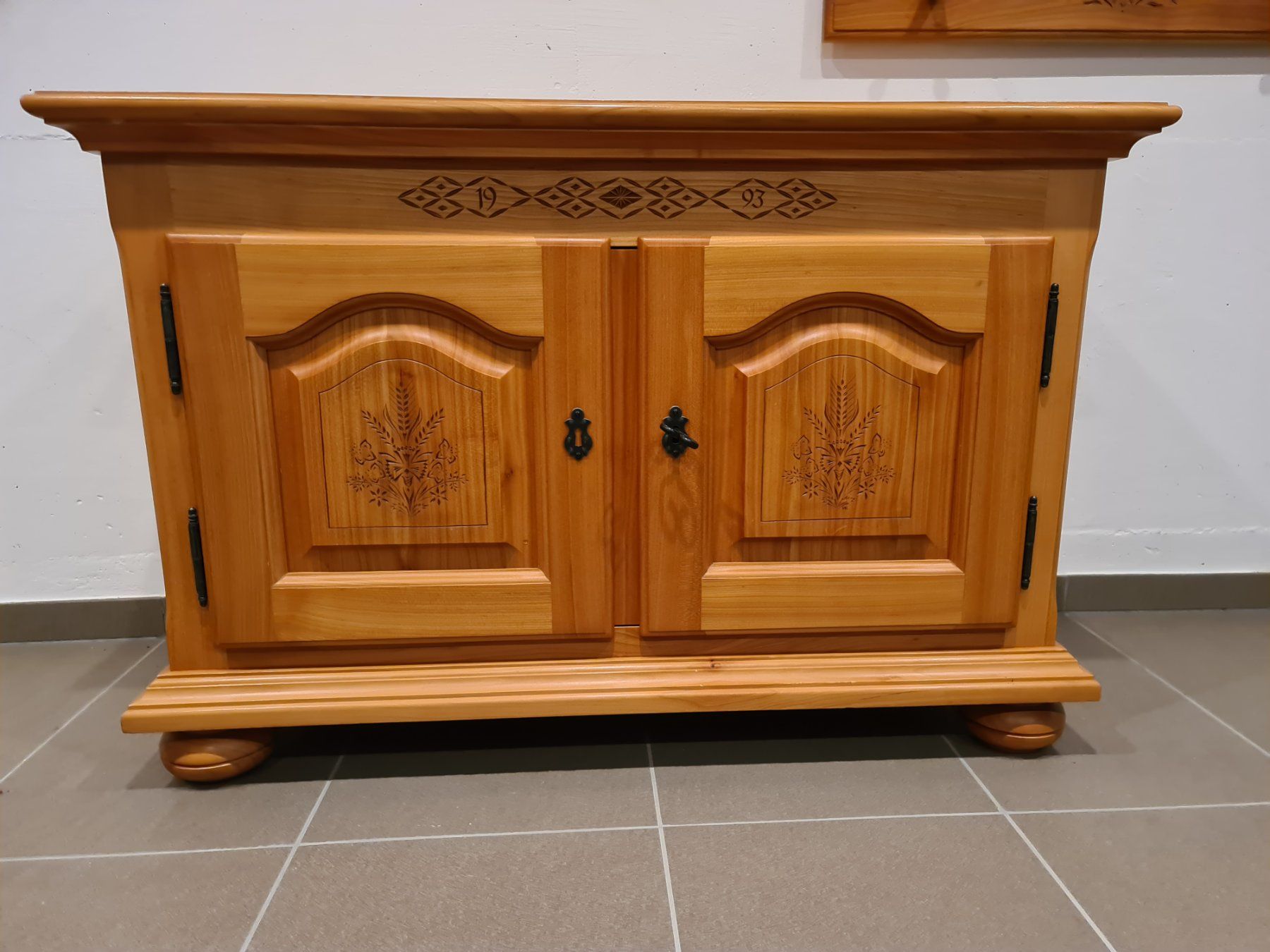 Cassapanche: Truhe mit Garderobe und Spiegel – Usato da Escholzmatt venduto da Moscato 1