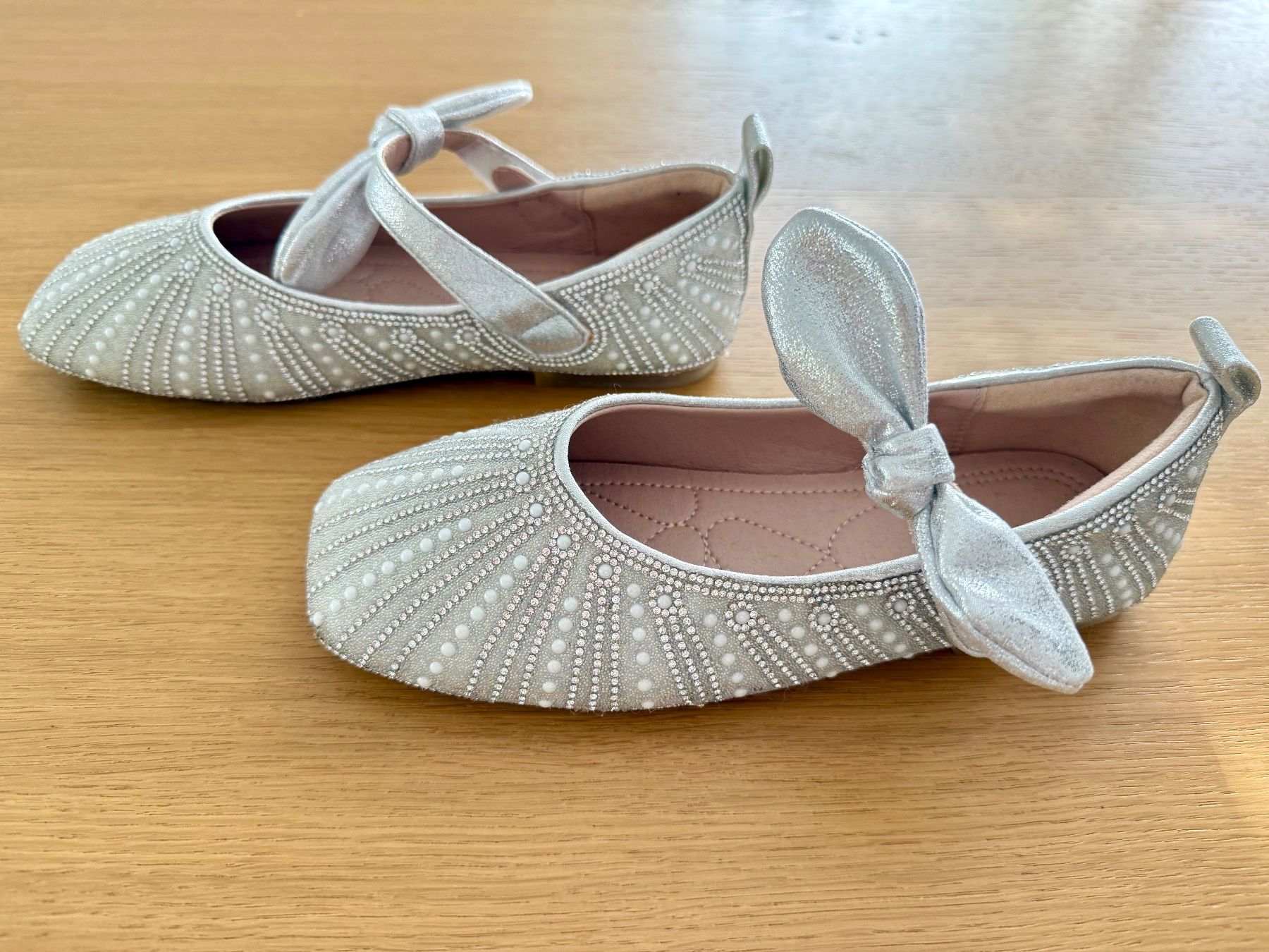 Schuhe für Mädchen: Silver Sparkly Bow Shoes - Children's – Gebraucht aus Zollikerberg von MK-13 2