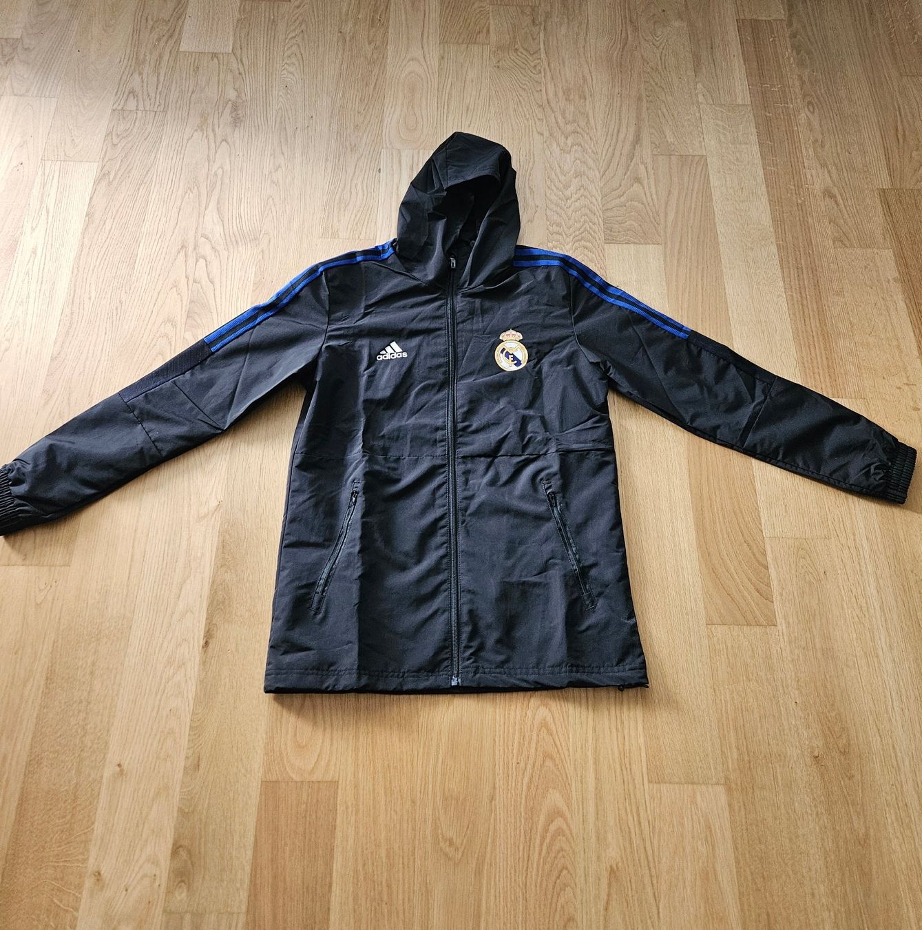 Adidas Giacche: Adidas Jacke Real Madrid – Nuovo (secondo la descrizione) da Köniz venduto da nneighbor
