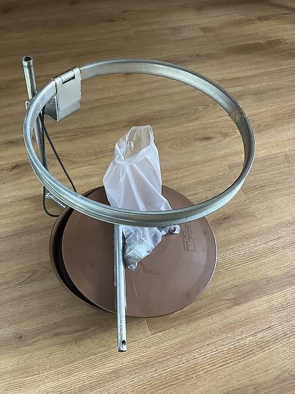 Abfalleimer: Abfalleimer schwenkbar – Gebraucht aus Bönigen von SalesladySO 1