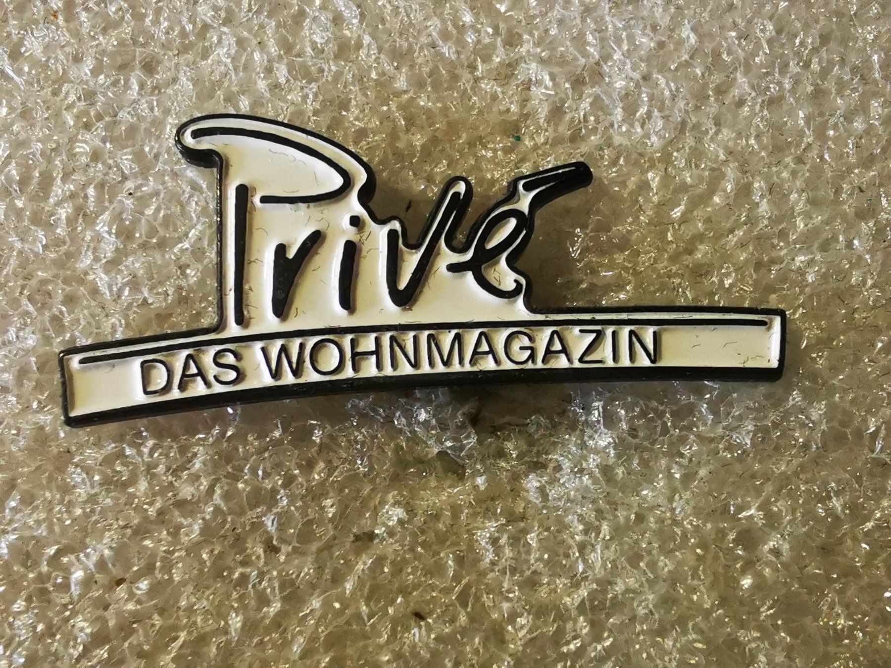 Placchette & Badge: Ansteckpin 150: Prive das Wohnmagazin – Usato da Oppligen venduto da Pin-Fall-Shop