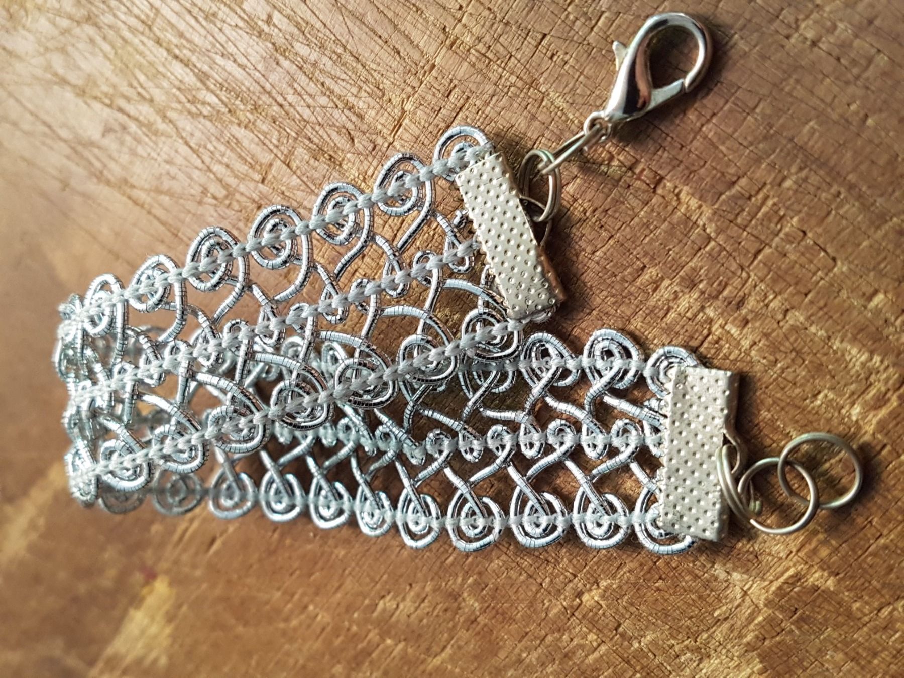 Bracciali & Braccialetti: Armband silberfarbener Stoff m. Metallabschlüssen18cmx2,2cm – Usato da Ettingen venduto da Maranathatalitha 1