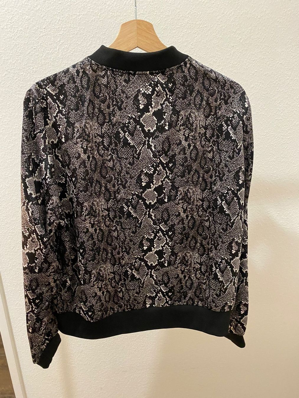 Giacche: Janina Blouson / leichte Jacke Schlangenmuster Gr. 42 – Usato da Pratteln venduto da a23_j2gs 2