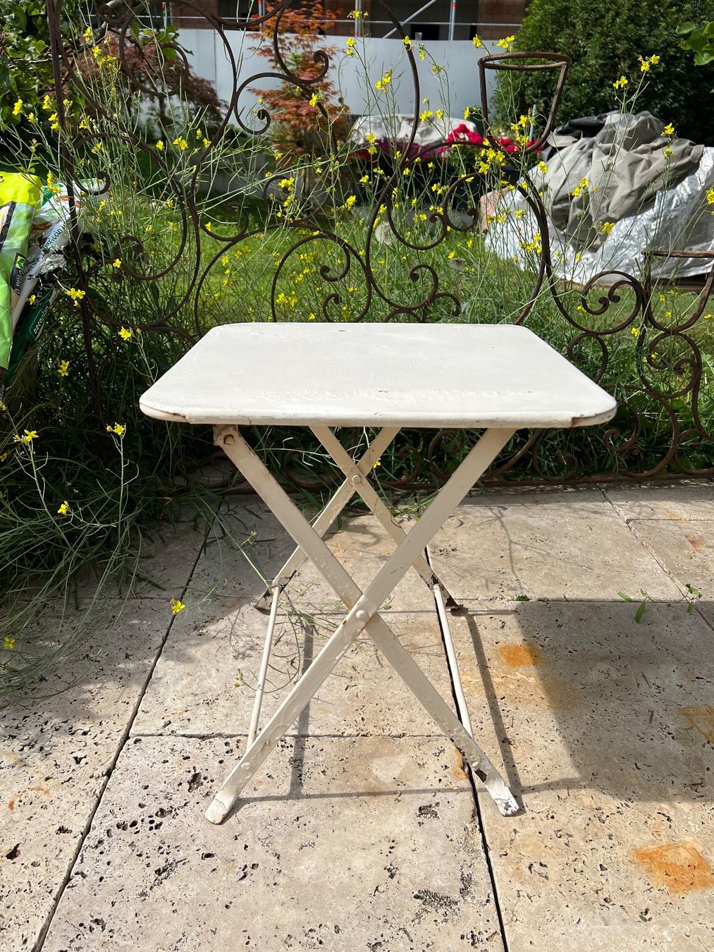 Tables: Klappbares antikes Eisentischchen klein – D'occasion à Wabern par La-Vitrine