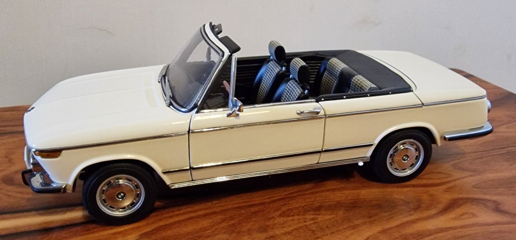 Autoart Modellini d'auto: Autoart 1:18 BMW 2002 Cabriolet – Usato da Rüti b. Büren venduto da tempo50 1