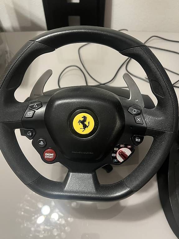 Manettes: Thrustmaster Ferrari Racing Wheel inkl. Pedale  – D'occasion à Wil SG par saj_gs7b 1