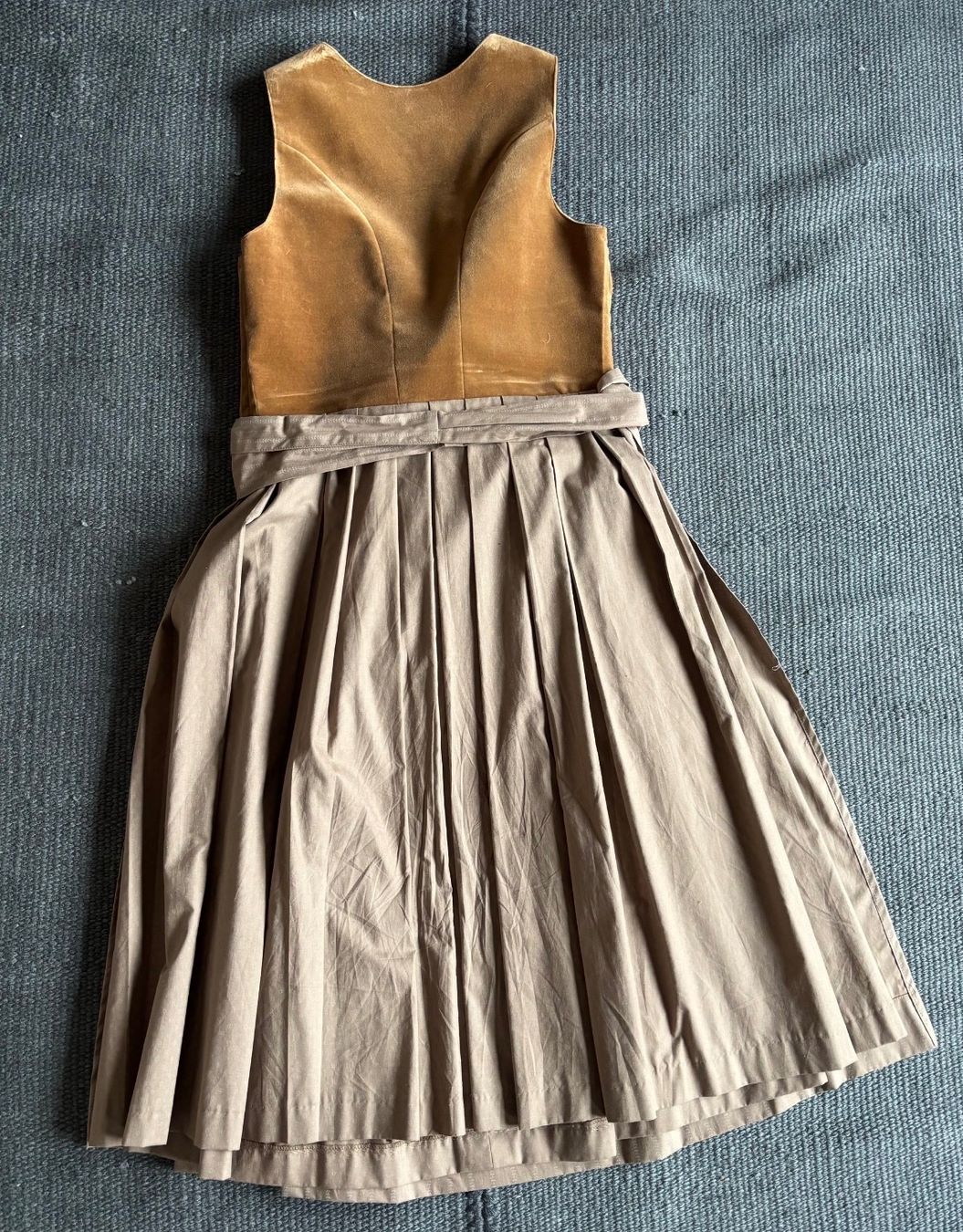 Vestiti: Angermaier Dirndl hellbraun/taupe 40 – Usato da Bennau venduto da Fury3 1