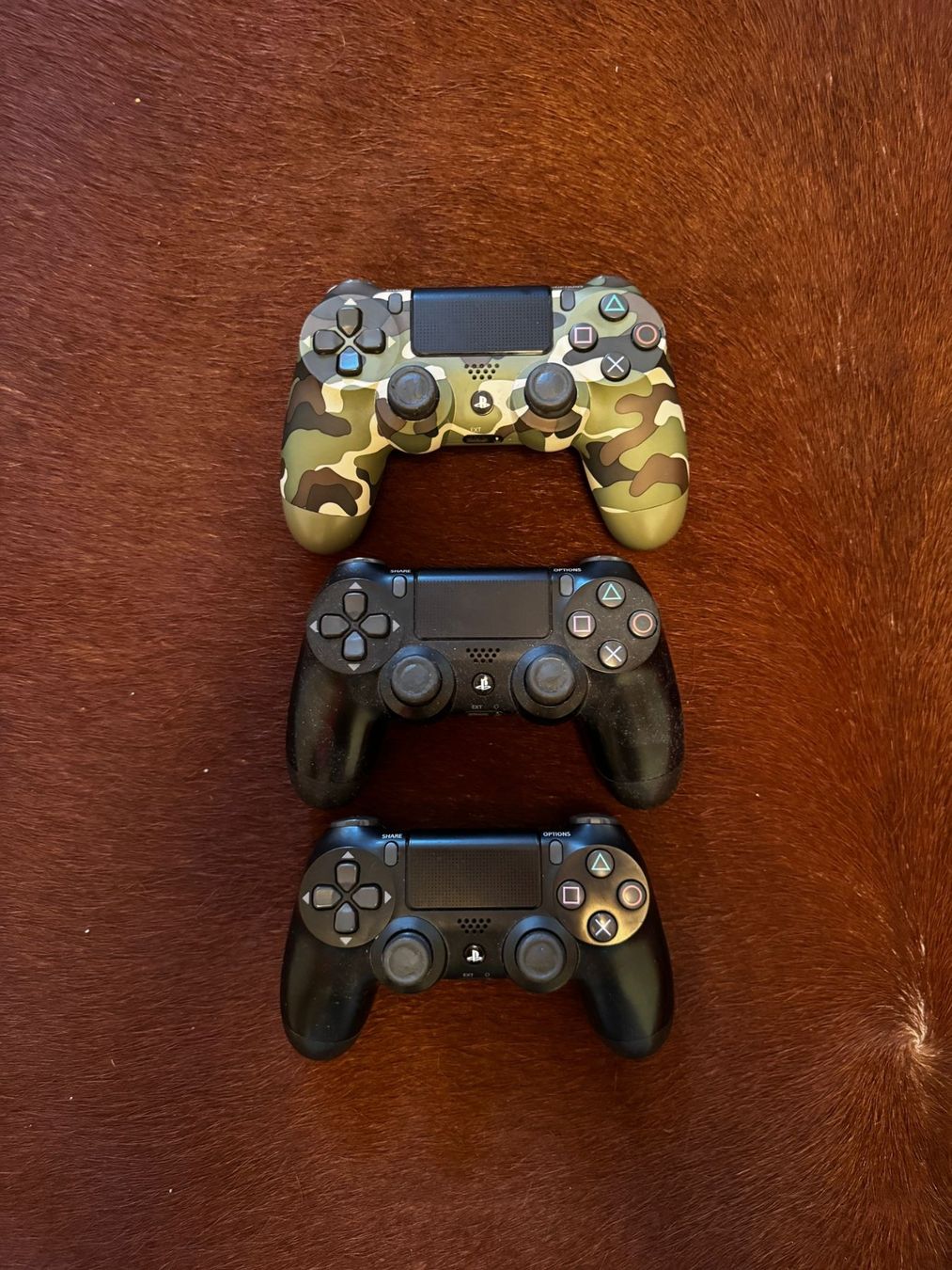 Sony Console: PS4 1TB + 3 Controller + 4 Spiele – Usato da Oberentfelden venduto da Zimen 3