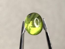 schönes Turmalin Cabochon hellgrün 2.6 Karat