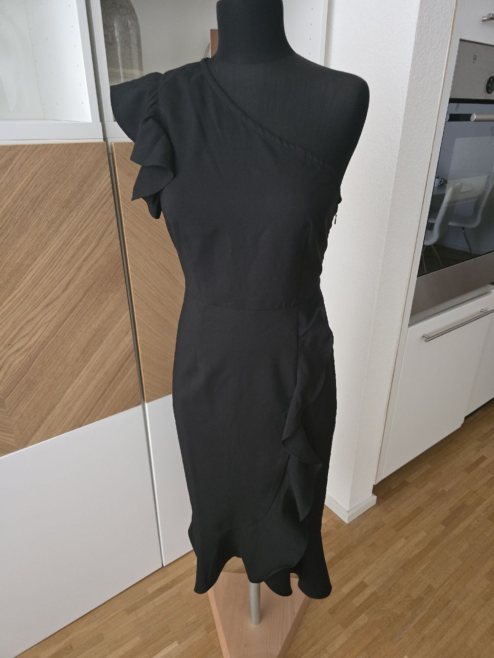 Vestiti: Schwarzes One-Shoulder Kleid – Usato da Zürich venduto da ale_bg2x 1