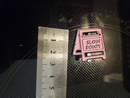 Rosa "Slow Down" Schild - Pin Badge Anstecker