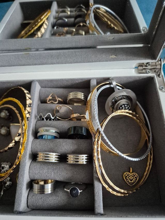 Altri gioielli: Schmuck Schatulle mit Div. Modeschmuck – Usato da Embrach venduto da wernici 2