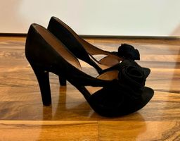Schwarze Wildleder-Pumps mit Blumenapplikation, Grösse 40