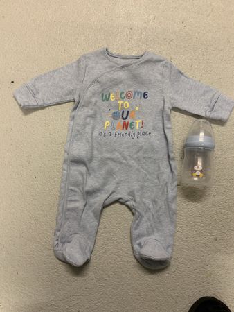 Baby Pyjama und Flasche NEU