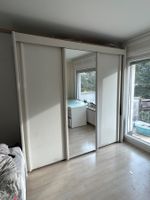 Schöner Kleiderschrank mit Schiebetüren & Spiegel – GRATIS
