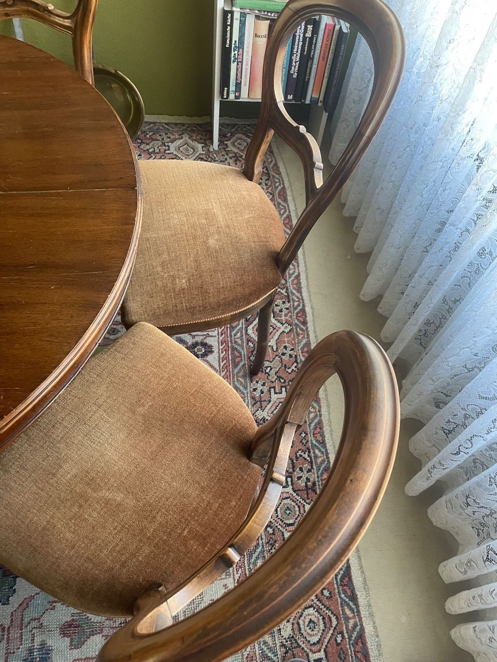 Set di tavolo e panche: Esstisch mit 6 Stühlen Nussbaum Biedermeier – Usato da Volketswil venduto da rubin74 6