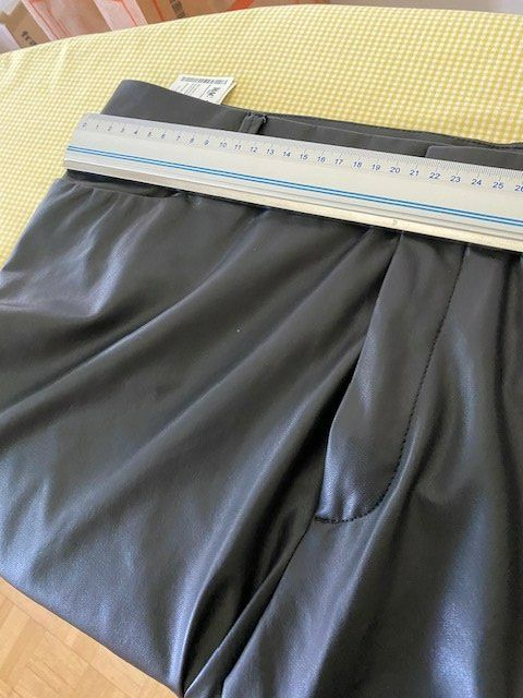 Pantaloni: Kunstlederhose schwarz gr. 44 Hosenlänge Schritt 64 cm – Usato da Zürich venduto da Berta016 2
